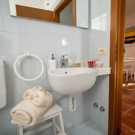 Ulivi Beth's House Апартаменты Бренцоне-суль-Гарда